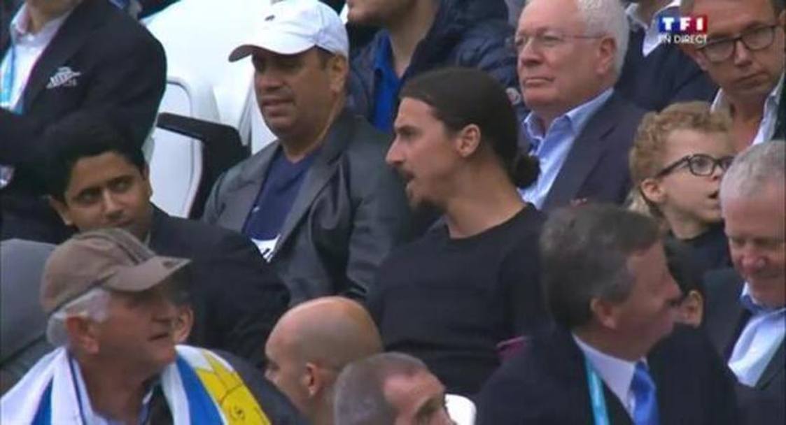 Zlatan Ibrahimovic beccato sugli spalti dalla tv  TF1